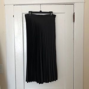 Mid-length black Zara pleated skirt